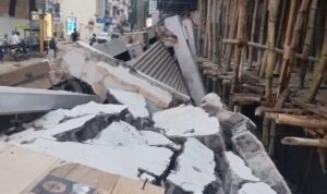 जमशेदपुर: मरम्मत के दौरान ढहा मकान का हिस्सा, समय रहते मजदूरों के हटने से बड़ा हादसा टला