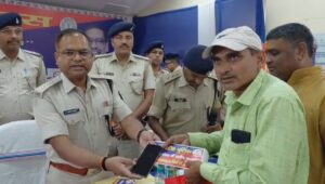 गिरिडीह पुलिस की बड़ी सफलता: 211 गुम और चोरी हुए मोबाइल उनके मालिकों को लौटाए, एसपी ने किया वितरण