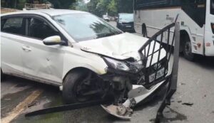 जमशेदपुर में चलती कार का एक्सल टूटा, डिवाइडर से टकराई गाड़ी; सभी सवार सुरक्षित