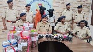 जमशेदपुर: ₹4 लाख का गांजा जब्त, 2 तस्कर गिरफ्तार; बोड़ाम में चल रही थी गांजे की खेती, ग्रामीण एसपी शुभम खंडेलवाल ने किया खुलासा