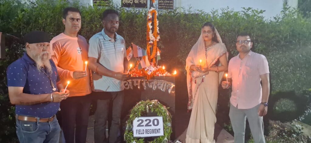 जमशेदपुर: कारगिल विजय दिवस पर संस्था ‘यात्रा’ ने शहीद स्मारक में अमर बलिदानियों को दी भावभीनी श्रद्धांजलि; ‘भारत माता की जय’ से गुंजायमान हुआ गोलमुरी