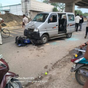 जमशेदपुर : बिग बाजार के पास एनएच-33 पर तेज रफ्तार वैन ने मचाया कहर, ऑटो पलटा, पांच लोग घायल