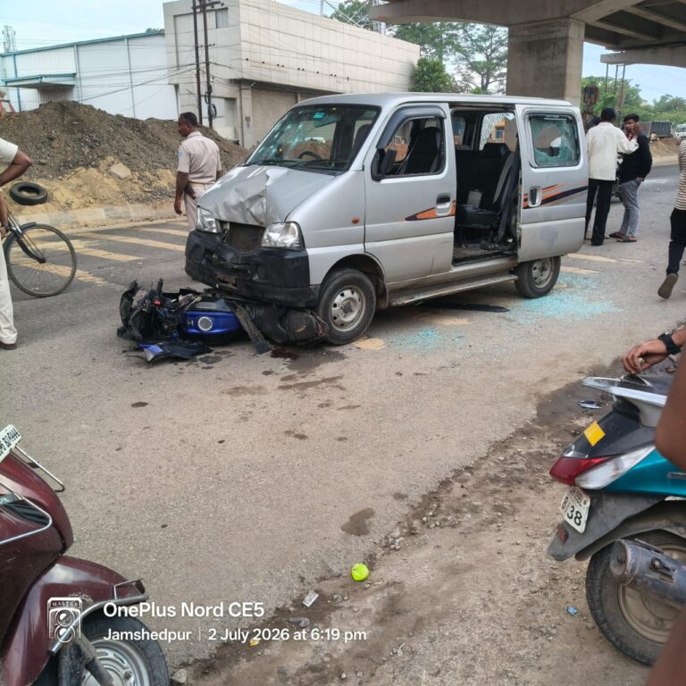 जमशेदपुर : बिग बाजार के पास एनएच-33 पर तेज रफ्तार वैन ने मचाया कहर, ऑटो पलटा, पांच लोग घायल