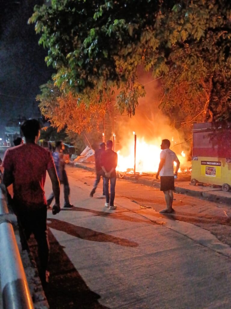आदित्यपुर में रूई के गद्दा दुकान में भीषण आग, लाखों की संपत्ति जलकर राख