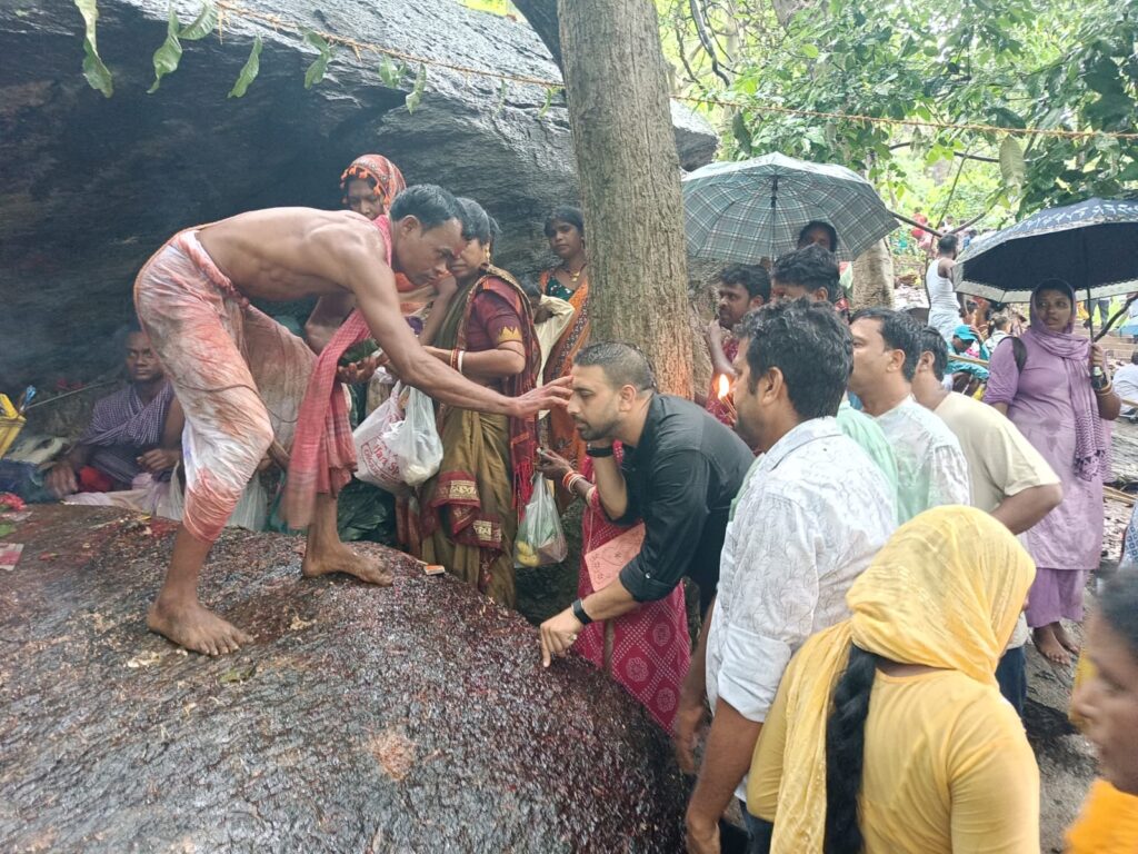 कन्हाईश्वर पहाड़ पूजा में शामिल हुए कुणाल षाड़ंगी, तीन राज्यों के श्रद्धालुओं के साथ की आराधना