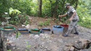 जमशेदपुर: बिरसानगर के हुरलूँग में उत्पाद विभाग की बड़ी रेड; शराब भट्ठी ध्वस्त, 6 हजार किलो जावा-महुआ नष्ट, संचालक फरार