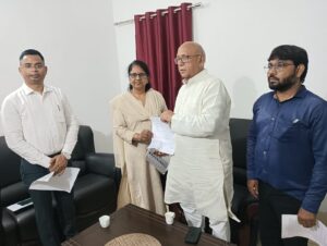 जमशेदपुर में एसआईआर -2026 अभियान को मिली गति, विधायक सरयू राय और मंगल कालिंदी ने भरा गणना प्रपत्र