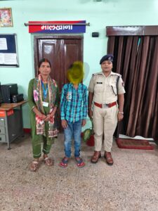 रांची रेलवे स्टेशन पर भटकता मिला 12 वर्षीय बालक, आरपीएफ ने सुरक्षित रेस्क्यू कर चाइल्डलाइन को सौंपा