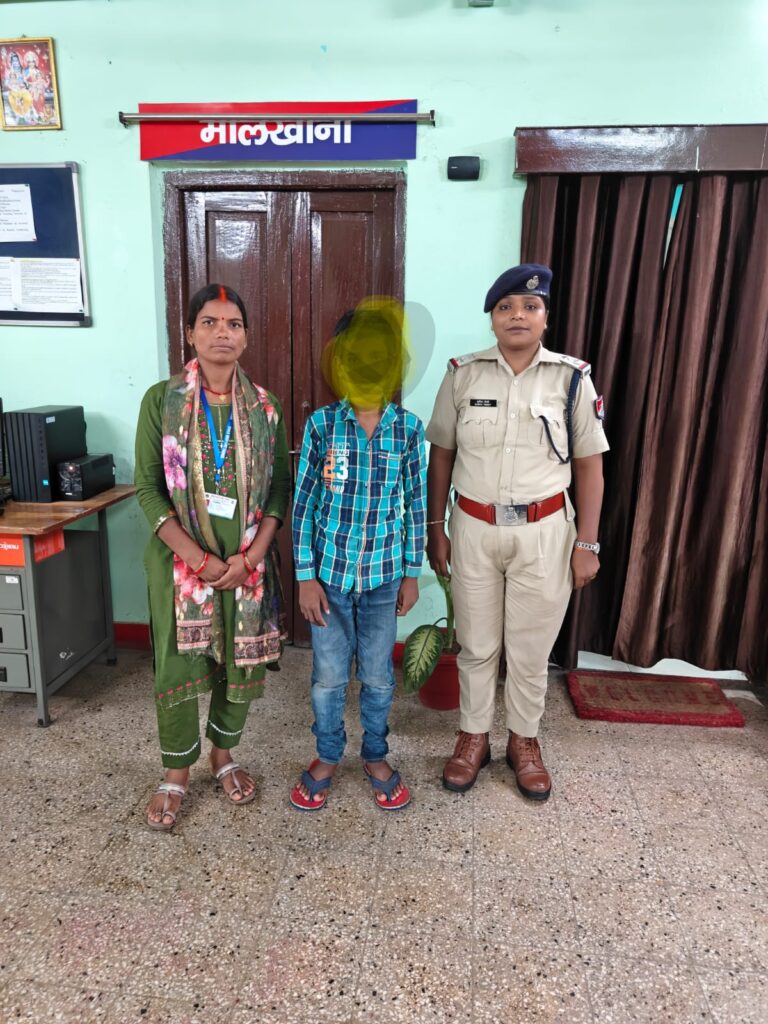 रांची रेलवे स्टेशन पर भटकता मिला 12 वर्षीय बालक, आरपीएफ ने सुरक्षित रेस्क्यू कर चाइल्डलाइन को सौंपा