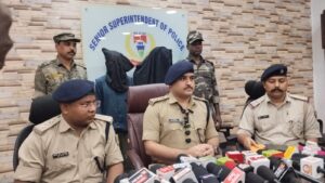 मुसाबनी में अवैध शराब की बड़ी खेप जब्त, टाटा मैजिक से 312 बोतल विदेशी शराब बरामद