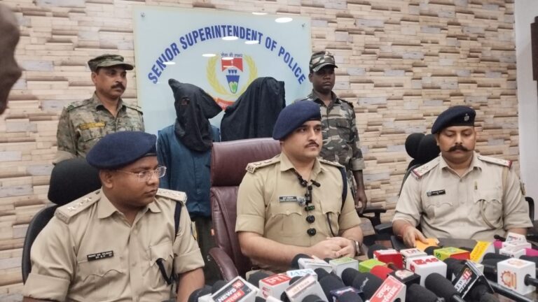 मुसाबनी में अवैध शराब की बड़ी खेप जब्त, टाटा मैजिक से 312 बोतल विदेशी शराब बरामद