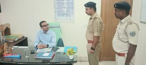 एसएसपी एहतेशाम का गालूडीह और घाटशिला थाना का औचक निरीक्षण, अवैध कारोबार पर कार्रवाई के निर्देश