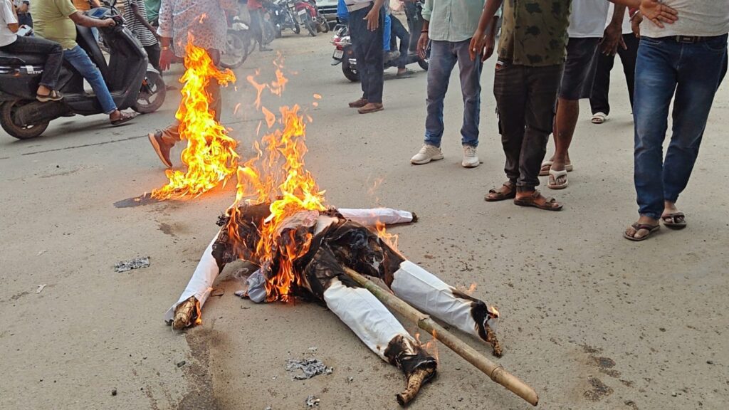 सरयू राय का पुतला दहन के दौरान हुआ हादसा, दो कांग्रेस नेता झुलसे