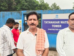 बर्मामाइंस में गंदे पानी और अनियमित जलापूर्ति पर बस्तीवासियों का हंगामा, टाटा वाटर प्लांट पहुंचकर जताया विरोध