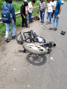 चांडिल में सड़क हादसा: स्कॉर्पियो की टक्कर से बाइक सवार की मौत, दो अन्य गंभीर घायल