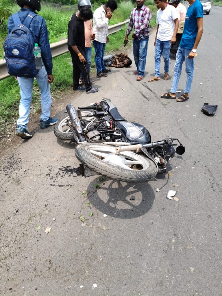 चांडिल में सड़क हादसा: स्कॉर्पियो की टक्कर से बाइक सवार की मौत, दो अन्य गंभीर घायल