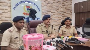 जमशेदपुर: जादूगोड़ा में 452 ग्राम गांजा के साथ युवक गिरफ्तार, बाइक और मोबाइल भी जब्त