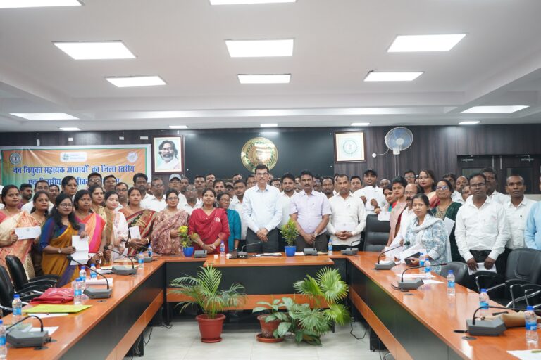 पूर्वी सिंहभूम में नव नियुक्त सहायक आचार्यों का उन्मुखीकरण कार्यक्रम, उपायुक्त ने सौंपे पदस्थापन पत्र