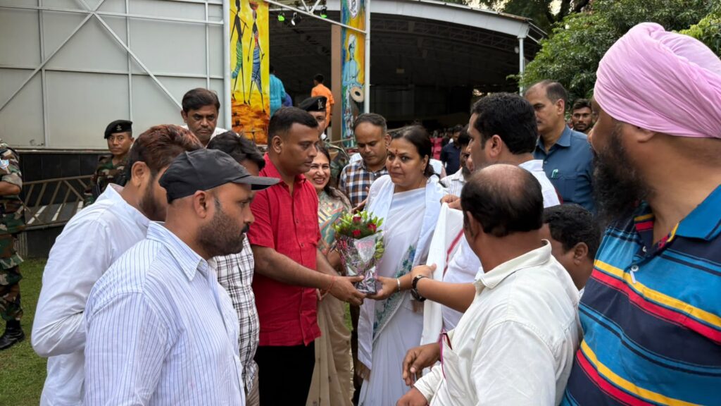 ग्रामीण विकास मंत्री दीपिका पांडे का जमशेदपुर में जोरदार स्वागत, कार्यकर्ताओं से योजनाओं को घर-घर पहुंचाने का आह्वान