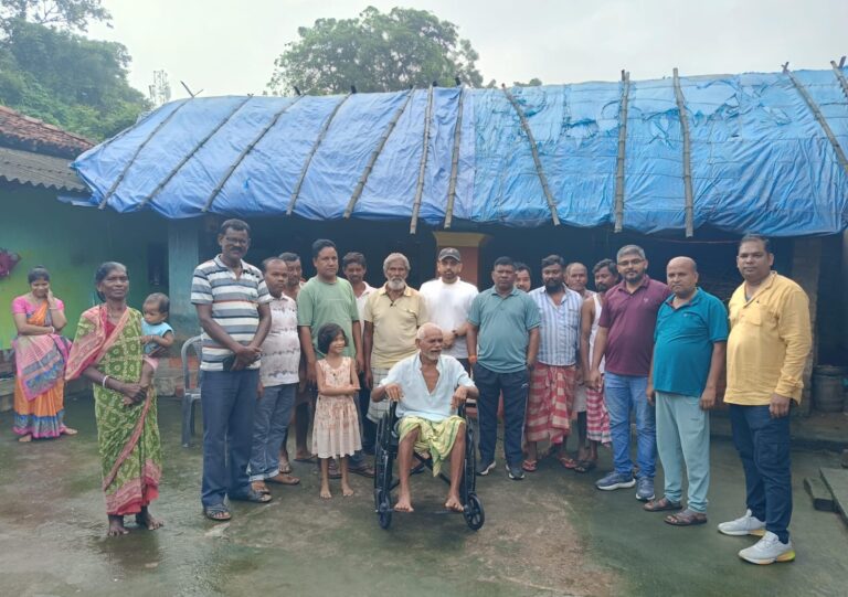 मुसाबनी: पूर्व विधायक कुणाल षाड़ंगी ने झारखंड आंदोलनकारी दसमथ टुडू को भेंट की व्हीलचेयर