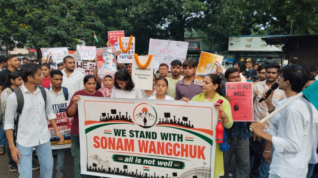 जंतर-मंतर की घटना के विरोध में जमशेदपुर में छात्र-छात्राओं ने निकाली रैली, परीक्षा प्रणाली में पारदर्शिता और निष्पक्ष जांच की उठाई मांग