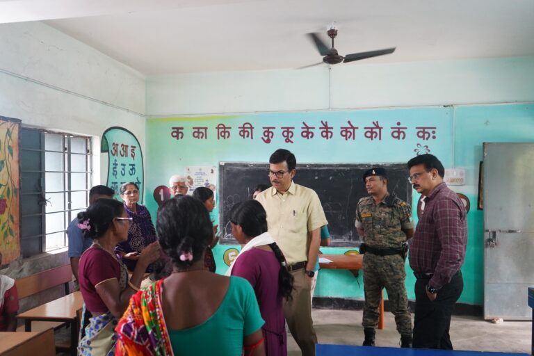 पूर्वी सिंहभूम में विशेष सहायता शिविर संपन्न, उपायुक्त राजीव रंजन ने मतदान केंद्रों का किया निरीक्षण