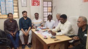 टाटा मोटर्स के सेवानिवृत्त कर्मचारियों का लंबित पीएफ भुगतान जल्द कराने की मांग, एआईटीयूसी ने पीएफ कमिश्नर को सौंपा ज्ञापन