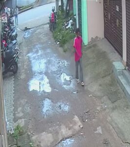 जमशेदपुर में दिनदहाड़े बाइक चोरी, बिरसानगर के लाल स्कूल के पास से स्प्लेंडर लेकर फरार हुआ चोर, सीसीटीवी में कैद