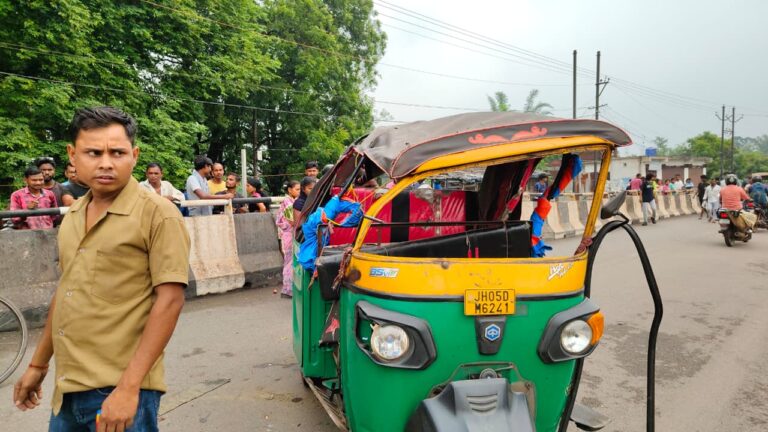 कांड्रा में यात्रियों से भरा ऑटो पलटा, महिला गंभीर घायल, चालक मौके से फरार