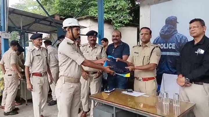 बरसात में ड्यूटी कर रहे पुलिसकर्मियों को मिली रेनकोट और फर्स्ट एड किट, एसएसपी डॉ. एहतेशाम वकारिब की पहल