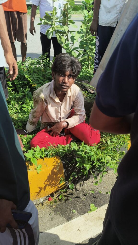 मरीन ड्राइव पर तेज रफ्तार बाइक डिवाइडर से टकराई, 18 वर्षीय युवक की मौत, साथी गंभीर घायल