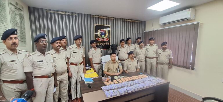 आदित्यपुर में ब्राउन शुगर तस्करों पर पुलिस का बड़ा एक्शन, 20 पुड़िया ड्रग्स और ₹7.59 लाख नकद बरामद