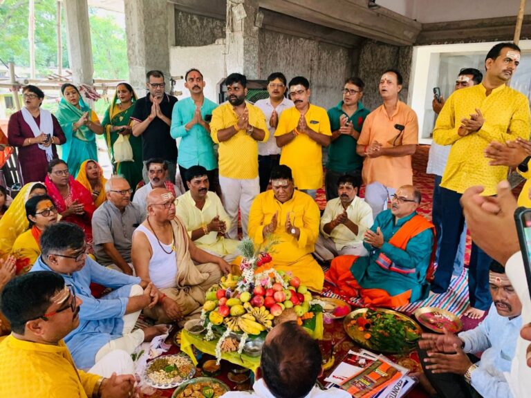 बिष्टुपुर के श्री लक्ष्मीनारायण मंदिर में विधायक सरयू राय ने वैदिक मंत्रोच्चार के साथ किया रुद्राभिषेक, सैकड़ों श्रद्धालुओं ने लिया हिस्सा