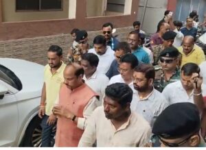 डबल डाउन बार हत्याकांड: पूर्व मुख्यमंत्री रघुवर दास ने परिजनों से की मुलाकात, स्थायी नौकरी की मांग पर अड़ा परिवार