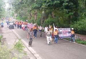 चाईबासा में एसीसी उद्योग बचाने की मांग को लेकर 16 किमी की पदयात्रा, प्रशासन को सौंपा ज्ञापन
