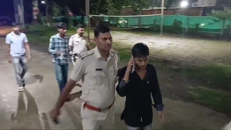 जमशेदपुर: बर्मामाइंस में लूट के दौरान दो बदमाश दबोचे गए, चापड़ और स्कूटी बरामद