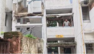 बोकारो: बीएसएल क्वार्टर की सीढ़ी की रेलिंग गिरी, बड़ा हादसा टला; दो परिवार बच्चों समेत ऊपरी मंजिल पर फंसे
