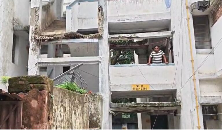 बोकारो: बीएसएल क्वार्टर की सीढ़ी की रेलिंग गिरी, बड़ा हादसा टला; दो परिवार बच्चों समेत ऊपरी मंजिल पर फंसे