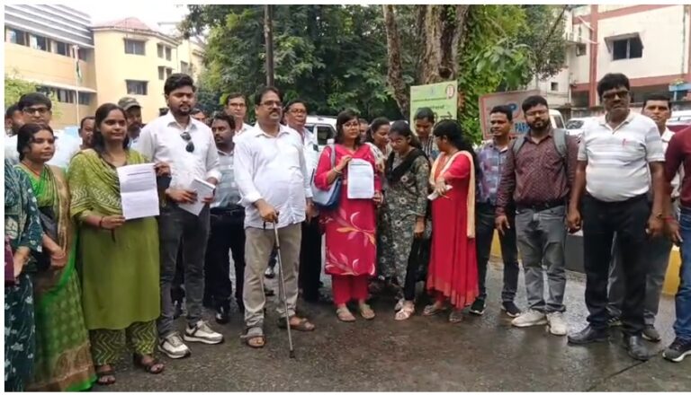 जमशेदपुर: पंचायत सचिवों का उपायुक्त कार्यालय पर प्रदर्शन, ग्रेड पे 2400 रुपये समेत कई मांगों को लेकर सौंपा ज्ञापन