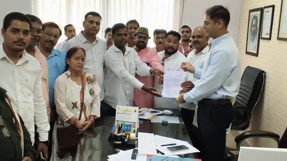 बागबेड़ा में सफाई व्यवस्था को लेकर कांग्रेस का प्रदर्शन, एक सप्ताह में सुधार नहीं हुआ तो आंदोलन की चेतावनी
