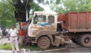 जमशेदपुर : खास महल में पेड़ से टकराया तेज रफ्तार ट्रक, बड़ा सड़क हादसा टला