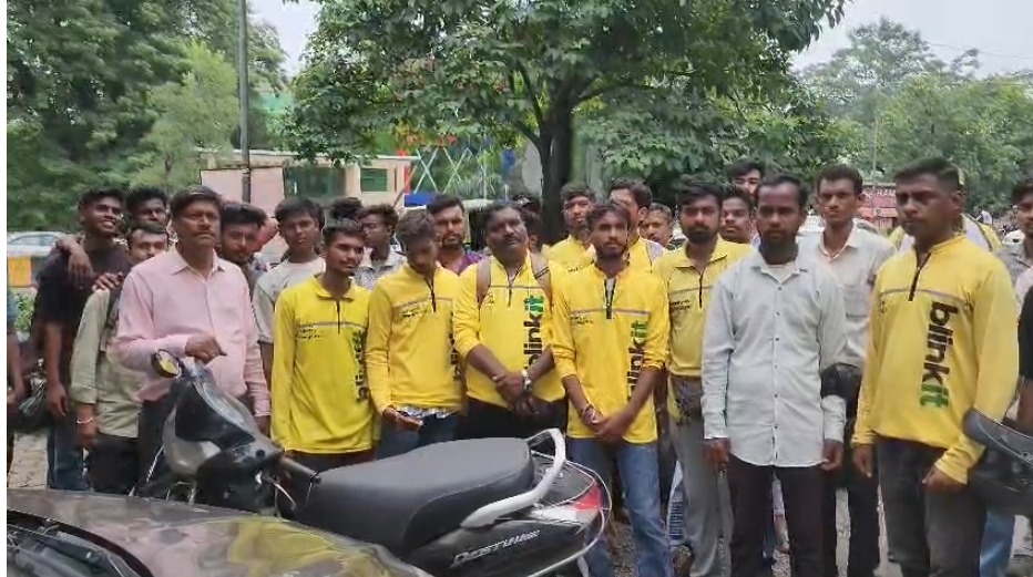 ब्लिंकिट डिलीवरी पार्टनर्स की हड़ताल तीसरे दिन भी जारी, पेआउट कटौती और एरिया बदलाव का विरोध