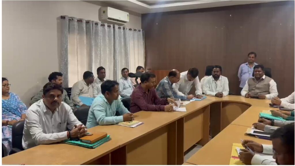 सरायकेला : विधानसभा सदाचार समिति ने शिक्षा, स्वास्थ्य और सड़क योजनाओं की समीक्षा की, अधिकारियों से मांगा जवाब