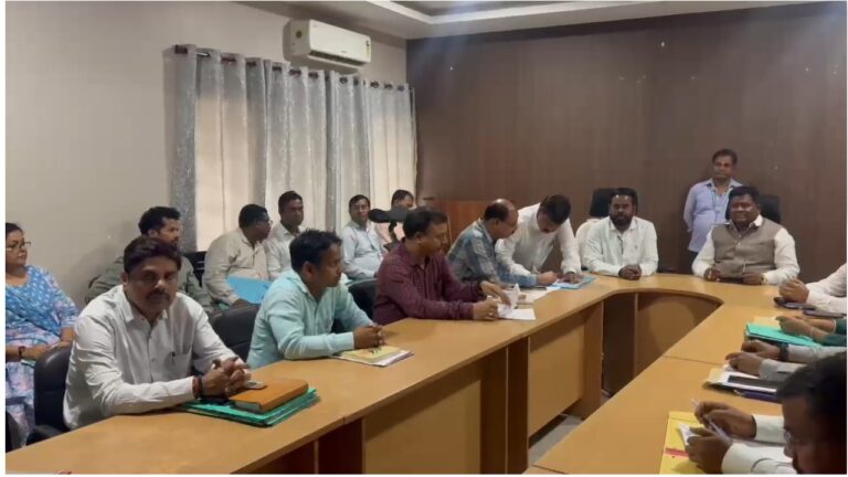 सरायकेला : विधानसभा सदाचार समिति ने शिक्षा, स्वास्थ्य और सड़क योजनाओं की समीक्षा की, अधिकारियों से मांगा जवाब
