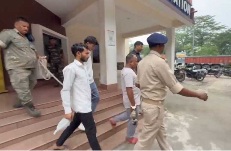 आदित्यपुर में अवैध ऑनलाइन बेटिंग रैकेट का भंडाफोड़, 3 गिरफ्तार, 33 मोबाइल और लैपटॉप बरामद