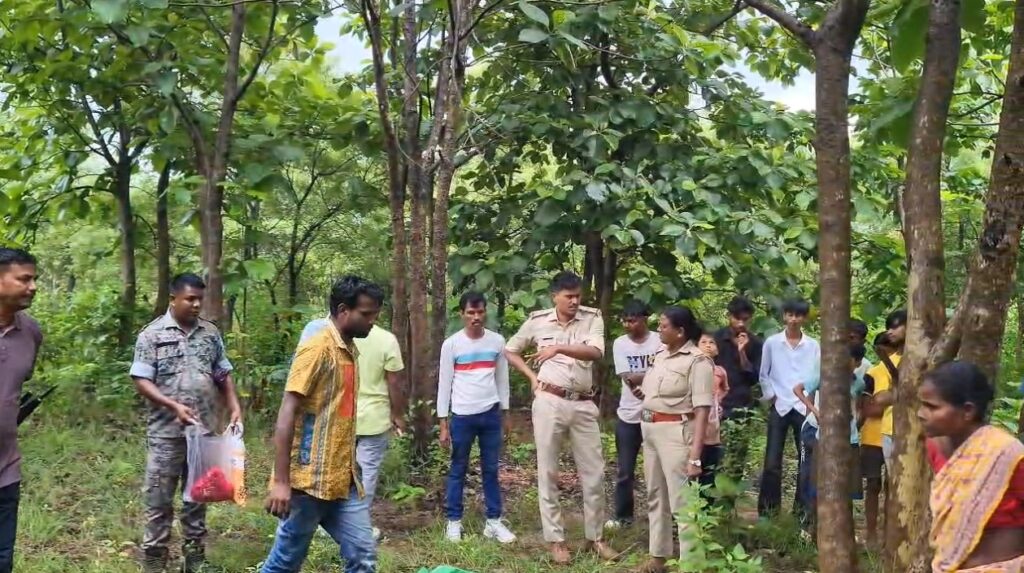 सरायकेला के कपाली जंगल में पेड़ से लटका मिला अज्ञात महिला का शव, जांच में जुटी पुलिस