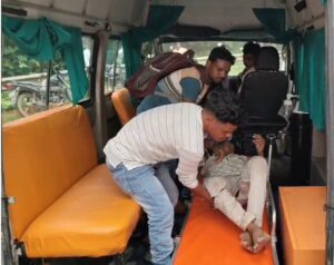 लखनासिंह घाटी में अज्ञात वाहन की टक्कर से बाइक सवार तीन युवक गंभीर घायल, पुलिस जांच में जुटी