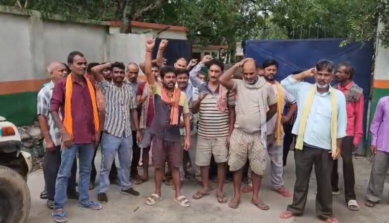 एफसीआई गोदाम के पुनर्गठन के विरोध में मजदूरों का प्रदर्शन, राशन उठाव रहा प्रभावित