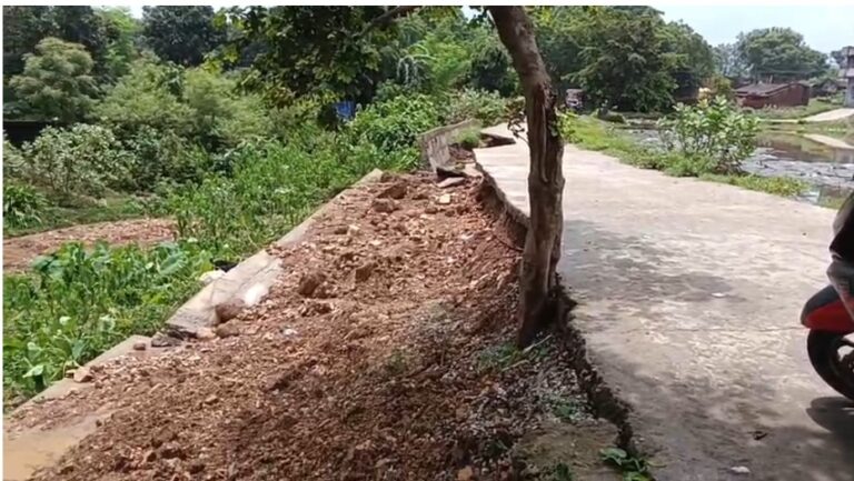 पहली ही बारिश में ढहा विधायक निधि से बन रहा आरसीसी गार्डवाल, ग्रामीणों ने घटिया निर्माण का लगाया आरोप