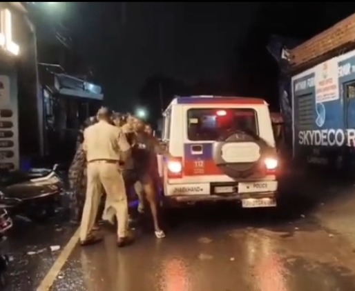 जमशेदपुर: रंगदारी नहीं देने पर दुकानदार पर चापड़ से हमला, एक आरोपी गिरफ्तार, अन्य की तलाश जारी